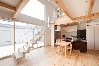 Suumo 京都 30坪台間取り有 00万円台 吹抜けを介して光 開放的なストリップ階段がある気持ちいい家 デザオ建設 の建築実例詳細 注文住宅