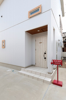 デザオ建設 【京都｜30坪台｜2000万円台｜間取り図有】リビングからヴィンテージカーを望める空間を実現の建築実例画像2