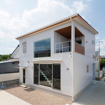 デザオ建設 【京都｜30坪台｜2000万円台｜間取り図有】リビングからヴィンテージカーを望める空間を実現の建築実例画像3