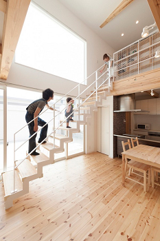 デザオ建設 【京都｜30坪台｜2000万円台｜間取り図有】リビングからヴィンテージカーを望める空間を実現の建築実例画像4