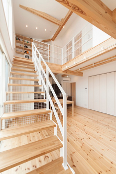 デザオ建設 【京都｜30坪台｜2000万円台｜間取り図有】リビングからヴィンテージカーを望める空間を実現の建築実例画像5