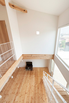 デザオ建設 【京都｜30坪台｜2000万円台｜間取り図有】リビングからヴィンテージカーを望める空間を実現の建築実例画像6