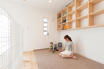 デザオ建設 【京都｜30坪台｜2000万円台｜間取り図有】リビングからヴィンテージカーを望める空間を実現の建築実例画像8