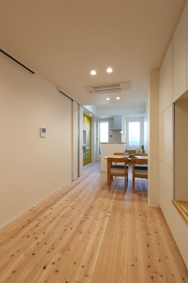 デザオ建設 【京都｜2000万円台｜約30坪｜狭小3階】目線と風が通るリビング。18坪の敷地でも開放感の中で明るく暮らすの建築実例画像2