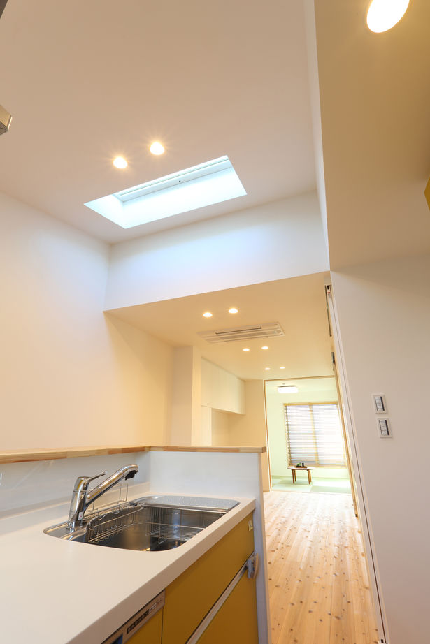 デザオ建設 【京都｜2000万円台｜約30坪｜狭小3階】目線と風が通るリビング。18坪の敷地でも開放感の中で明るく暮らすの建築実例画像4