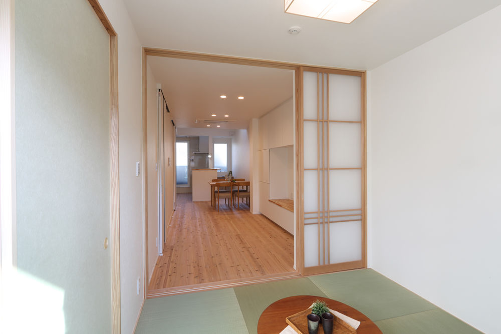 デザオ建設 【京都｜2000万円台｜約30坪｜狭小3階】目線と風が通るリビング。18坪の敷地でも開放感の中で明るく暮らすの建築実例画像6