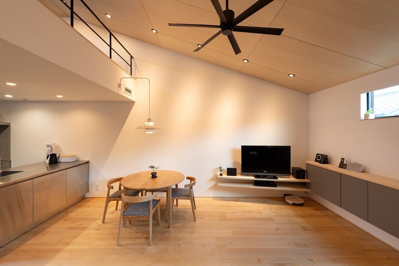 デザオ建設 【京都｜狭小｜30坪台｜2000万円台｜間取り図有】窓際ステップをベンチや引き出し収納として活用の建築実例画像2