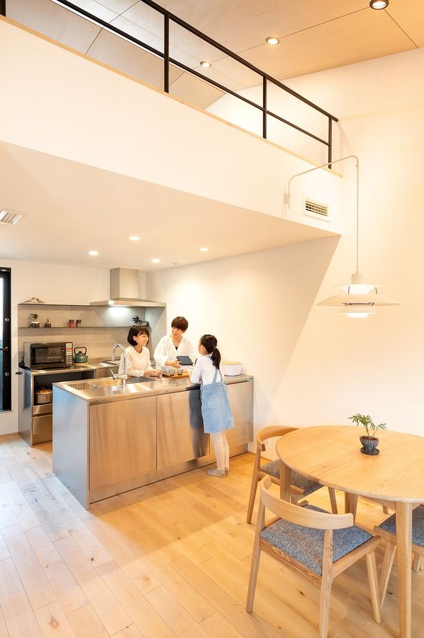 デザオ建設 【京都｜狭小｜30坪台｜2000万円台｜間取り図有】窓際ステップをベンチや引き出し収納として活用の建築実例画像3