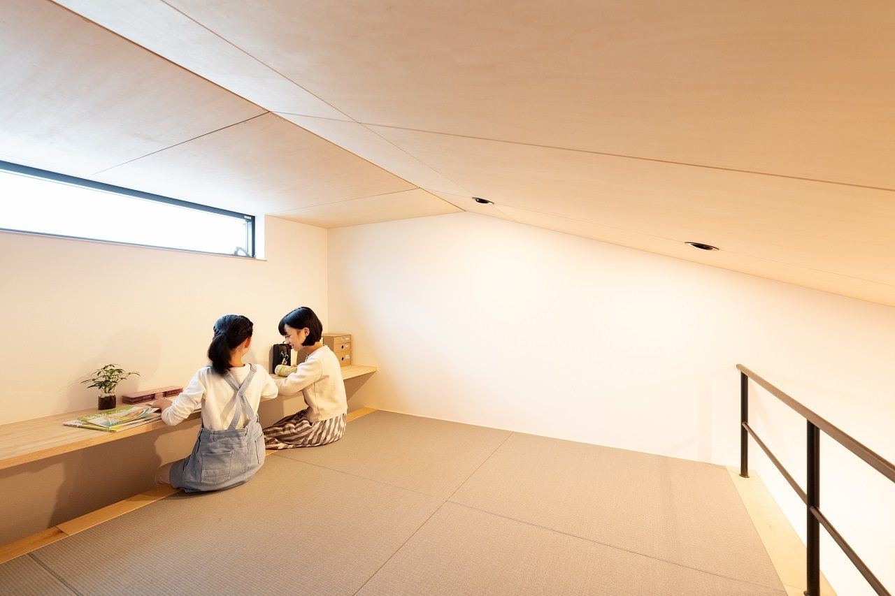 デザオ建設 【京都｜狭小｜30坪台｜2000万円台｜間取り図有】窓際ステップをベンチや引き出し収納として活用の建築実例画像4