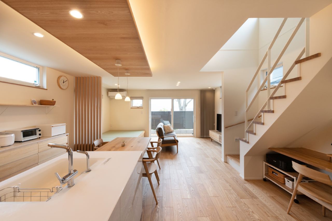 デザオ建設 【京都市｜敷地48坪/延床33坪｜3人家族】30種類の床材から厳選した床や塗り壁が快適なやさしい住まいの建築実例画像2