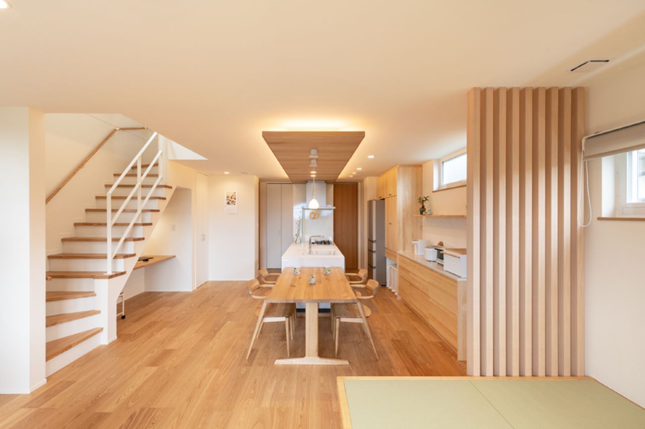 デザオ建設 【京都市｜敷地48坪/延床33坪｜3人家族】30種類の床材から厳選した床や塗り壁が快適なやさしい住まいの建築実例画像3