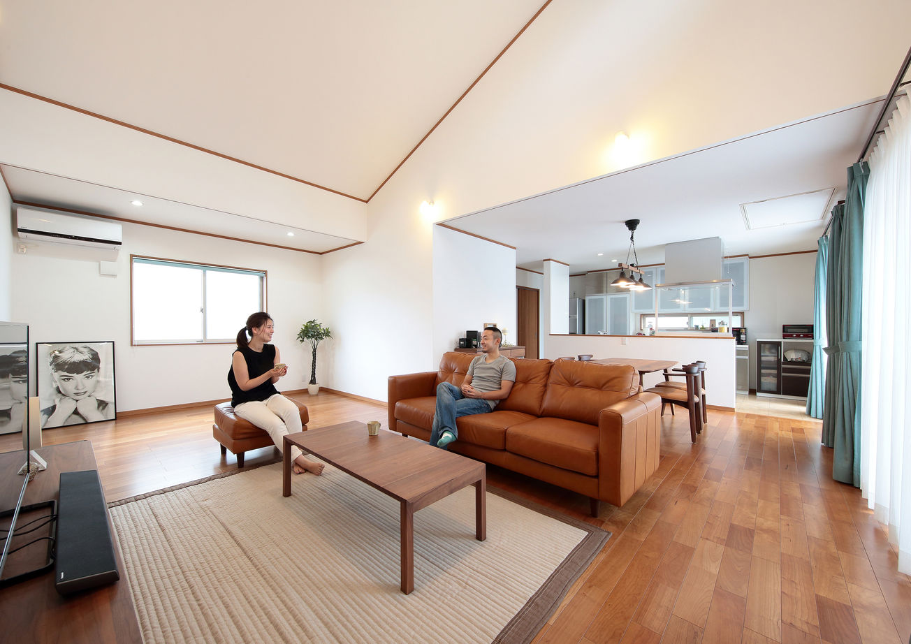 和奏建設〔わかなけんせつ〕 「階段のない暮らしで楽ですね」開放的な勾配天井の住みよい平屋の建築実例画像2