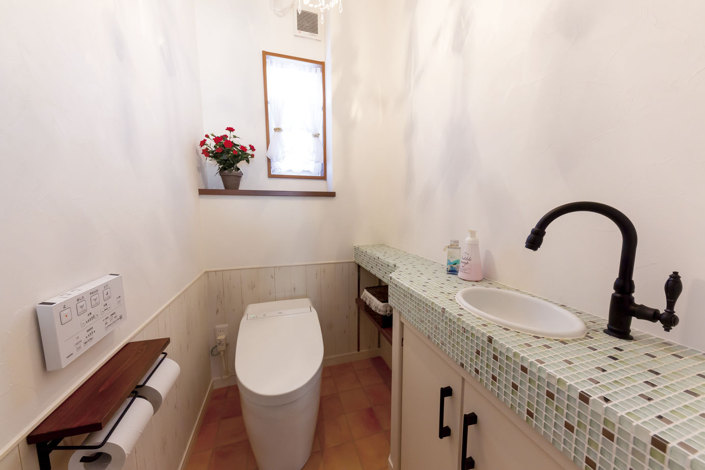 和奏建設〔わかなけんせつ〕 南仏テイストの可愛らしいデザインと快適な外張り断熱の家の建築実例画像5