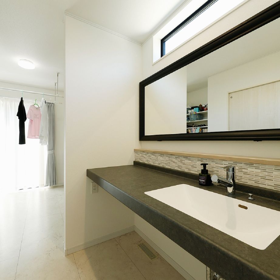 和奏建設〔わかなけんせつ〕 家事ラク&高性能で年中快適。愛車を眺めて寛げる家 / インナーガレージの建築実例画像6