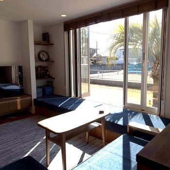 ファーストステージ　一級建築士事務所 【2500万円以下/リゾート＆アメリカン/設計士】黒のガルバリウムと木目がデザイン美の建築実例画像3