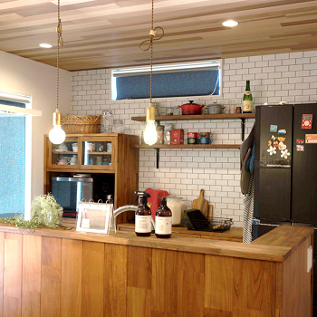 ファーストステージ　一級建築士事務所 【2500万円以下/リゾート＆アメリカン/設計士】黒のガルバリウムと木目がデザイン美の建築実例画像4