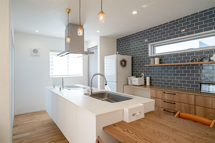 ファーストステージ　一級建築士事務所 【1800万円台/主役はアイランドキッチン/猫と暮らす】漆喰の壁に囲まれた快適LDKの家の建築実例画像4