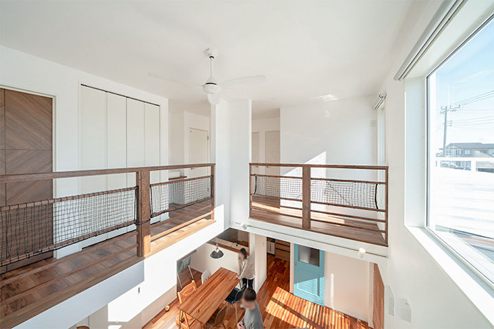 ファーストステージ　一級建築士事務所 【1800万台/渡り廊下/オリジナルドア/漆喰】青空に映えるアメリカンスタイルの家の建築実例画像2