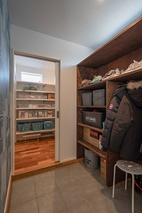 ファーストステージ　一級建築士事務所 【1800万台/渡り廊下/オリジナルドア/漆喰】青空に映えるアメリカンスタイルの家の建築実例画像3