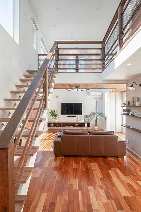 ファーストステージ　一級建築士事務所 【1800万台/渡り廊下/オリジナルドア/漆喰】青空に映えるアメリカンスタイルの家の建築実例画像4