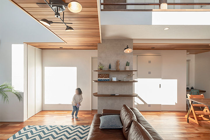 ファーストステージ　一級建築士事務所 【1800万台/渡り廊下/オリジナルドア/漆喰】青空に映えるアメリカンスタイルの家の建築実例画像5