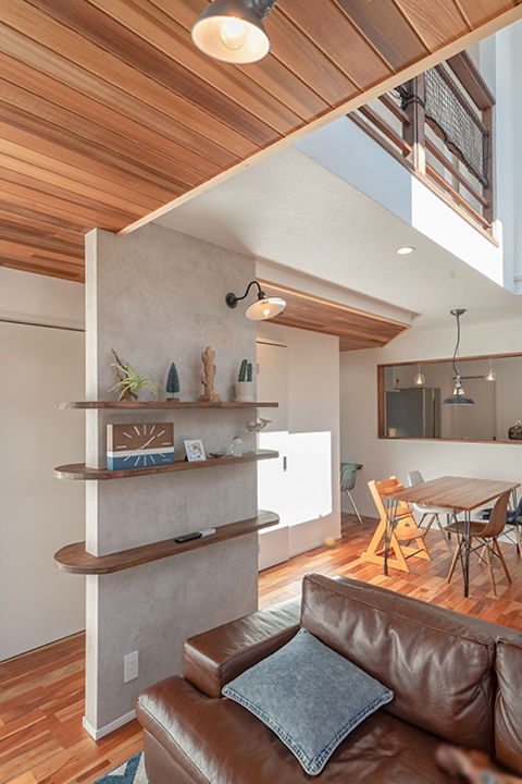 ファーストステージ　一級建築士事務所 【1800万台/渡り廊下/オリジナルドア/漆喰】青空に映えるアメリカンスタイルの家の建築実例画像6