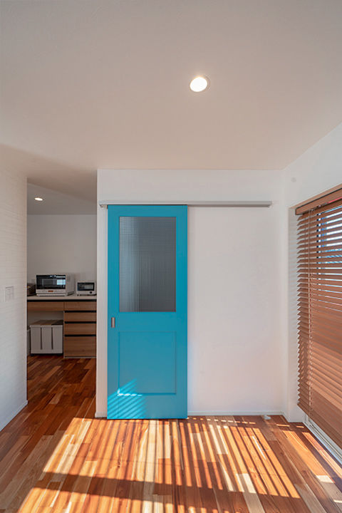 ファーストステージ　一級建築士事務所 【1800万台/渡り廊下/オリジナルドア/漆喰】青空に映えるアメリカンスタイルの家の建築実例画像7