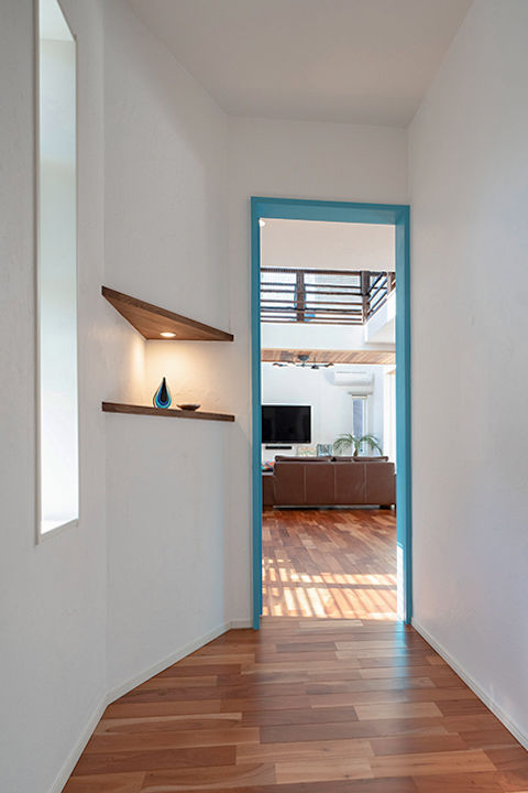 ファーストステージ　一級建築士事務所 【1800万台/渡り廊下/オリジナルドア/漆喰】青空に映えるアメリカンスタイルの家の建築実例画像8