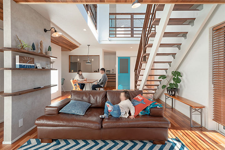 ファーストステージ　一級建築士事務所 【1800万台/渡り廊下/オリジナルドア/漆喰】青空に映えるアメリカンスタイルの家の建築実例画像10