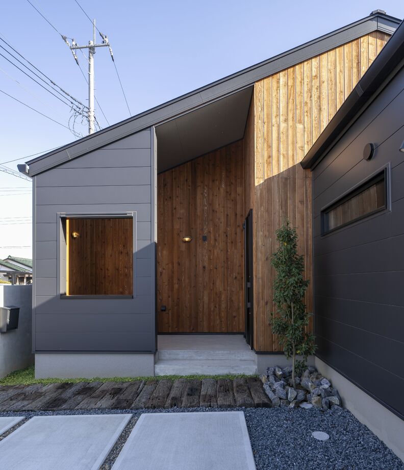 ファーストステージ　一級建築士事務所 【平屋31坪｜生活・プライべート空間を分けた間取り｜植物と暮らす土間空間】憧れをカタチにした勾配天井の建築実例画像2