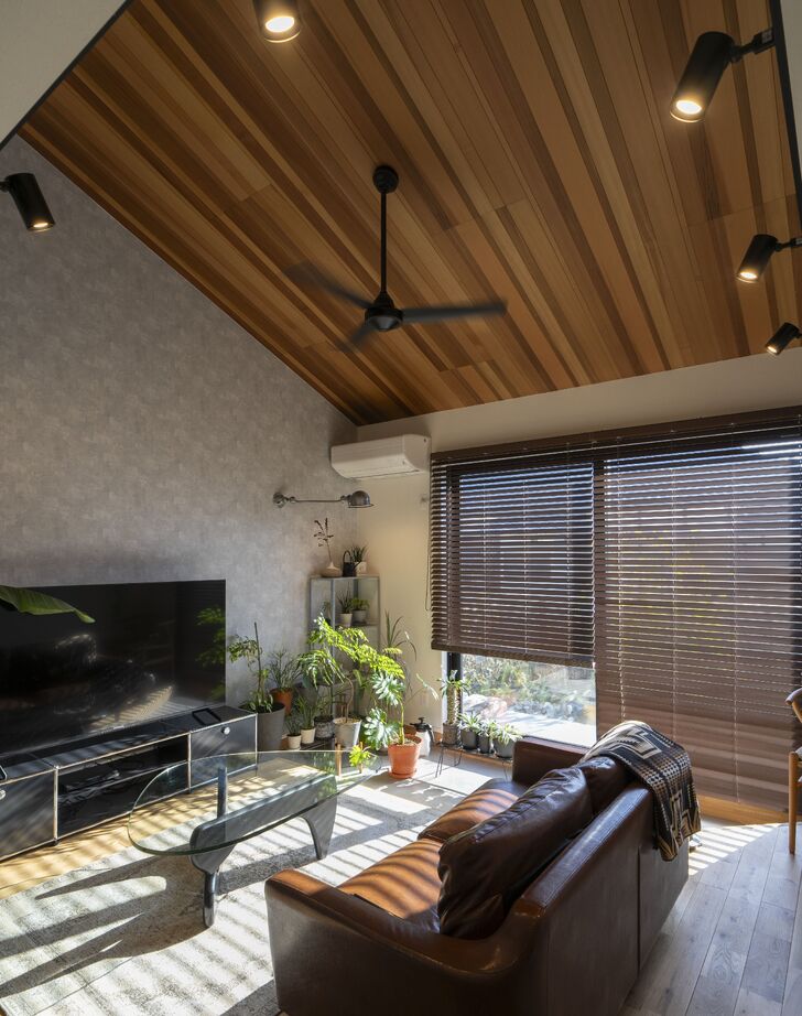 ファーストステージ　一級建築士事務所 【平屋31坪｜生活・プライべート空間を分けた間取り｜植物と暮らす土間空間】憧れをカタチにした勾配天井の建築実例画像3