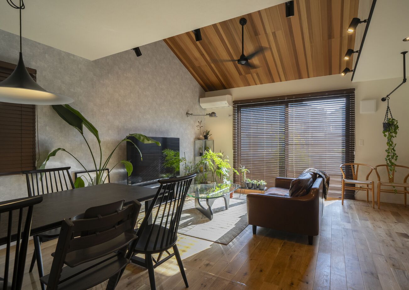 ファーストステージ　一級建築士事務所 【平屋31坪｜生活・プライべート空間を分けた間取り｜植物と暮らす土間空間】憧れをカタチにした勾配天井の建築実例画像4