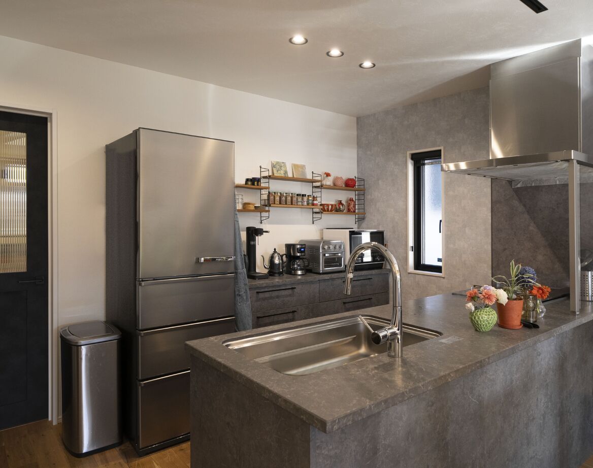 ファーストステージ　一級建築士事務所 【平屋31坪｜生活・プライべート空間を分けた間取り｜植物と暮らす土間空間】憧れをカタチにした勾配天井の建築実例画像5