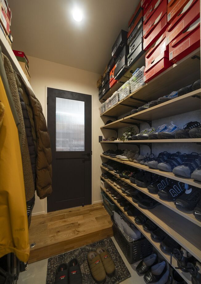 ファーストステージ　一級建築士事務所 【平屋31坪｜生活・プライべート空間を分けた間取り｜植物と暮らす土間空間】憧れをカタチにした勾配天井の建築実例画像8