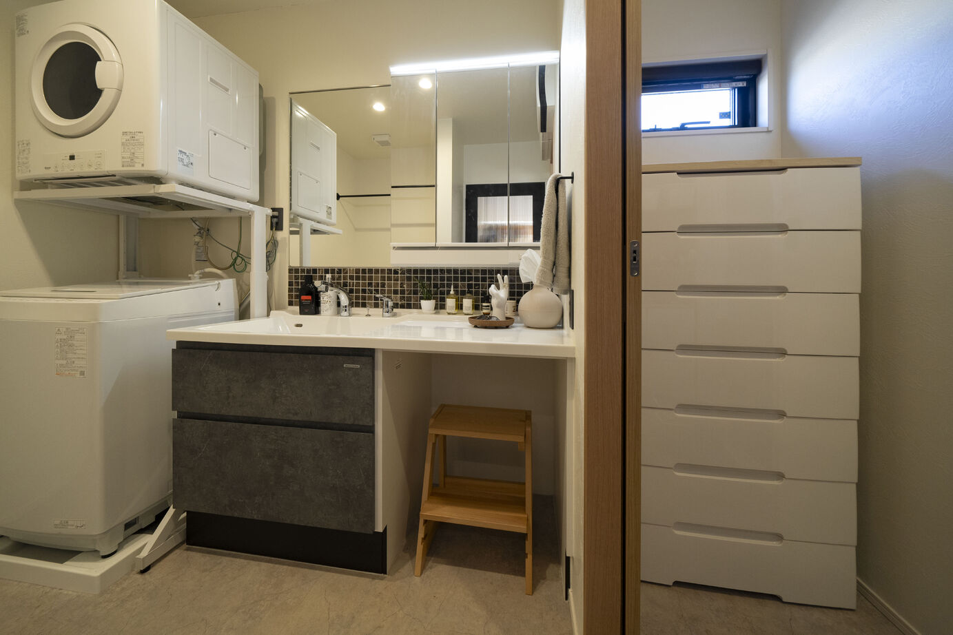 ファーストステージ　一級建築士事務所 【平屋31坪｜生活・プライべート空間を分けた間取り｜植物と暮らす土間空間】憧れをカタチにした勾配天井の建築実例画像10