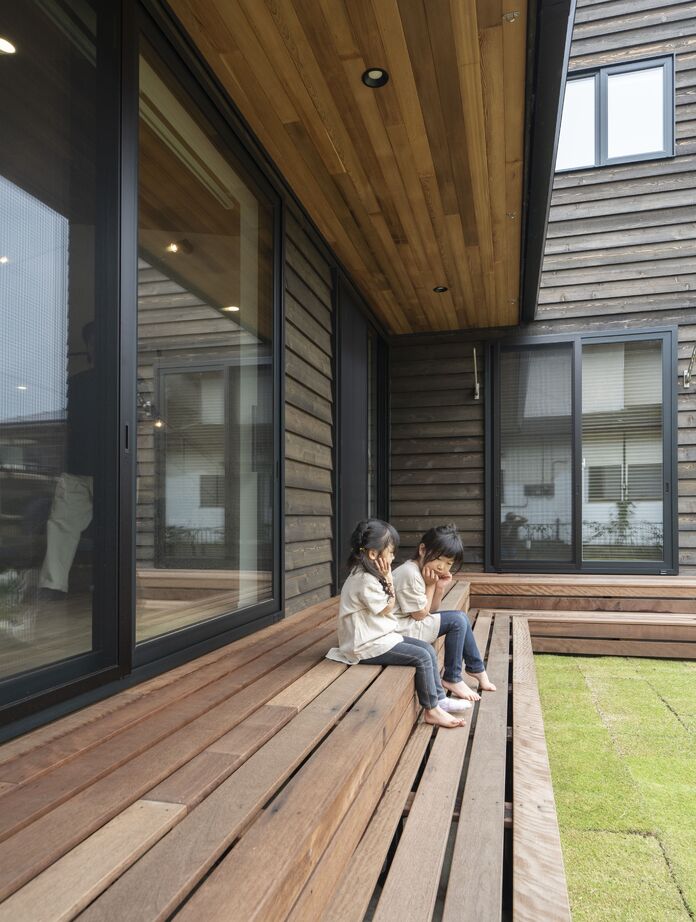 ファーストステージ　一級建築士事務所 【平屋タイプとしても暮らせる｜庭を囲むL字形｜ラフに使える土間収納】将来を見据えた設計の家の建築実例画像2