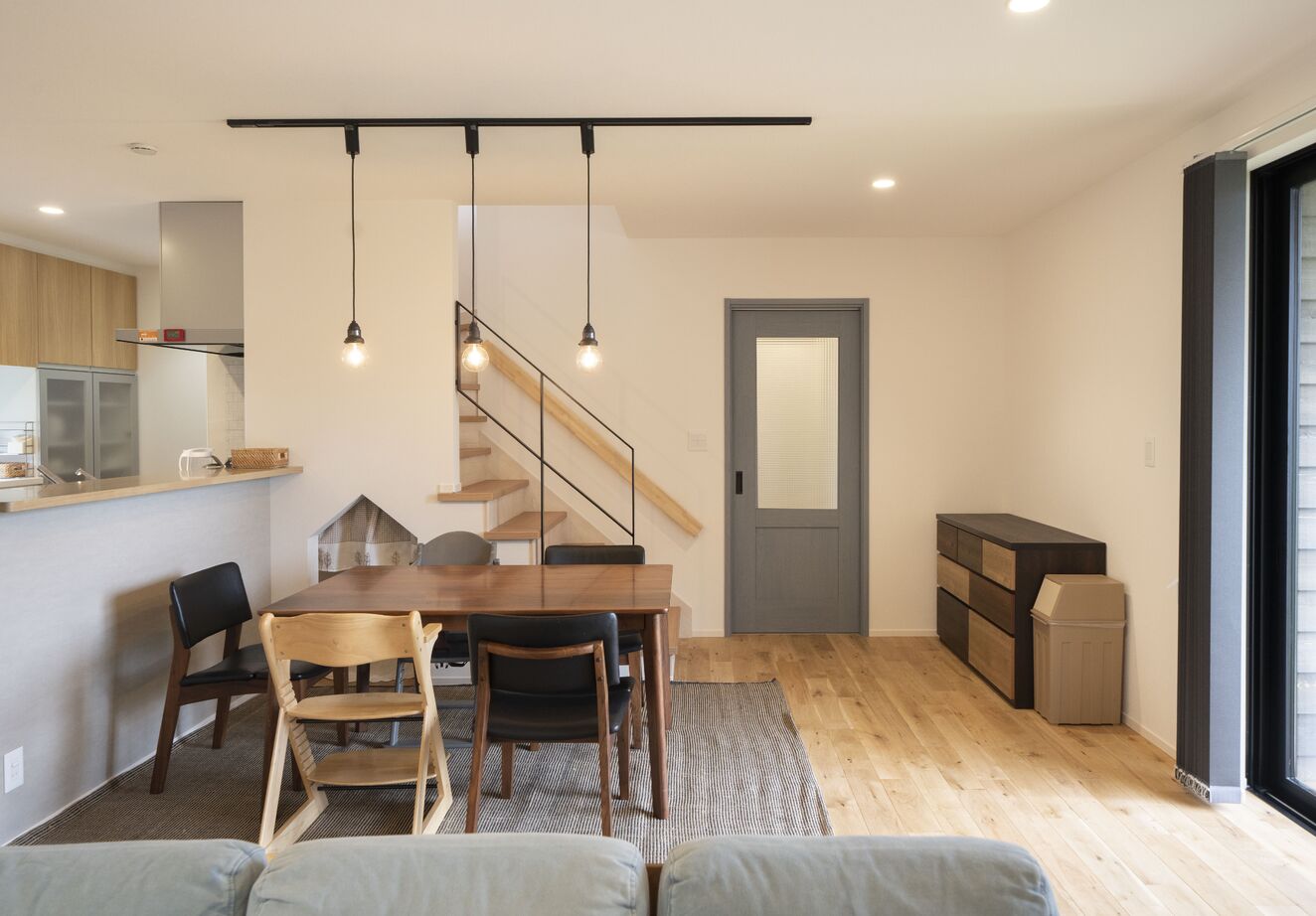 ファーストステージ　一級建築士事務所 【平屋タイプとしても暮らせる｜庭を囲むL字形｜ラフに使える土間収納】将来を見据えた設計の家の建築実例画像3