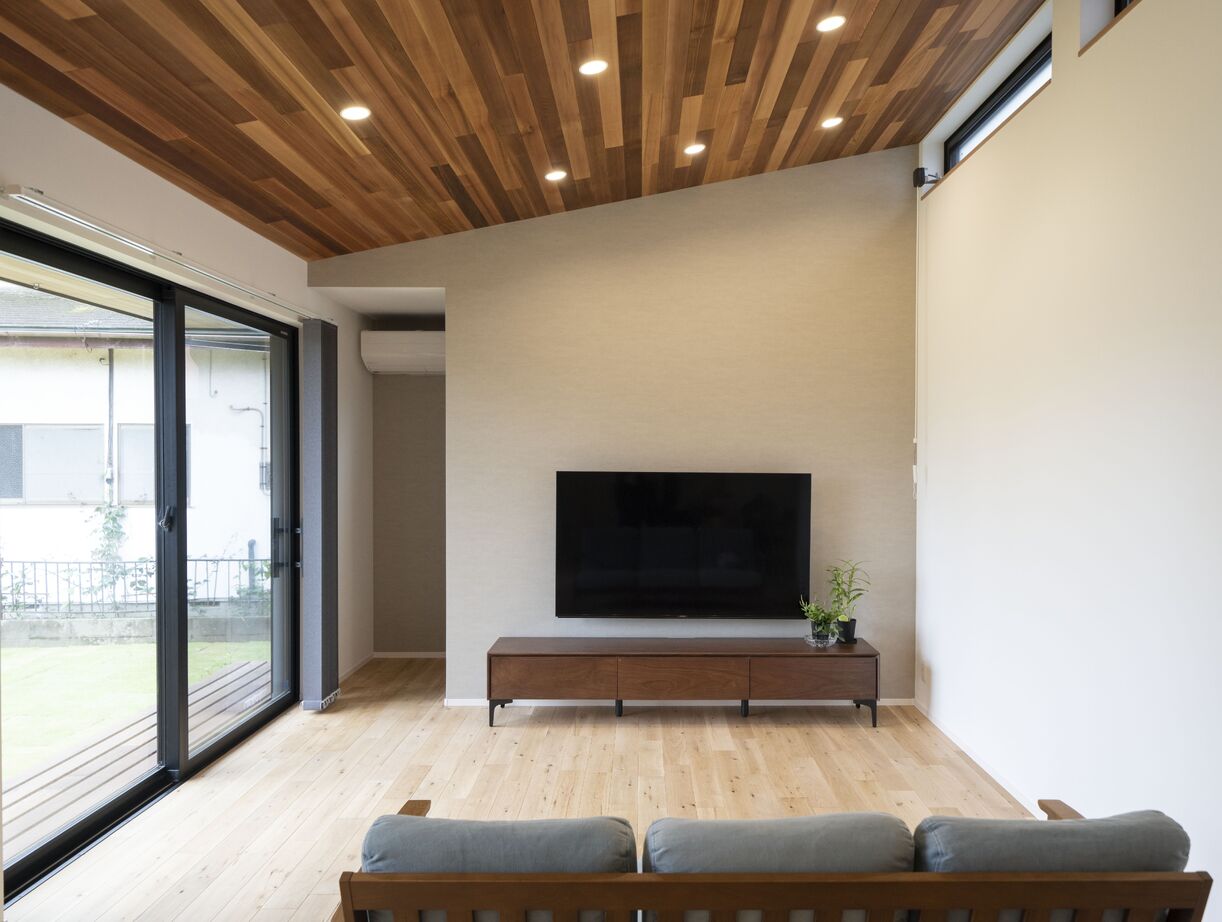 ファーストステージ　一級建築士事務所 【平屋タイプとしても暮らせる｜庭を囲むL字形｜ラフに使える土間収納】将来を見据えた設計の家の建築実例画像4