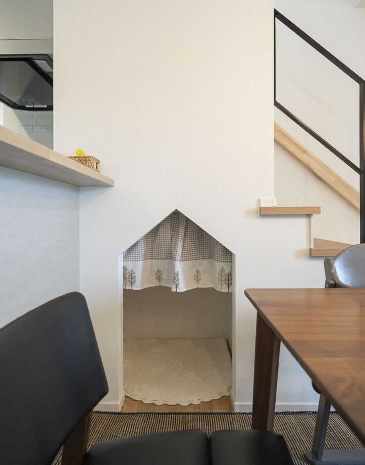 ファーストステージ　一級建築士事務所 【平屋タイプとしても暮らせる｜庭を囲むL字形｜ラフに使える土間収納】将来を見据えた設計の家の建築実例画像5