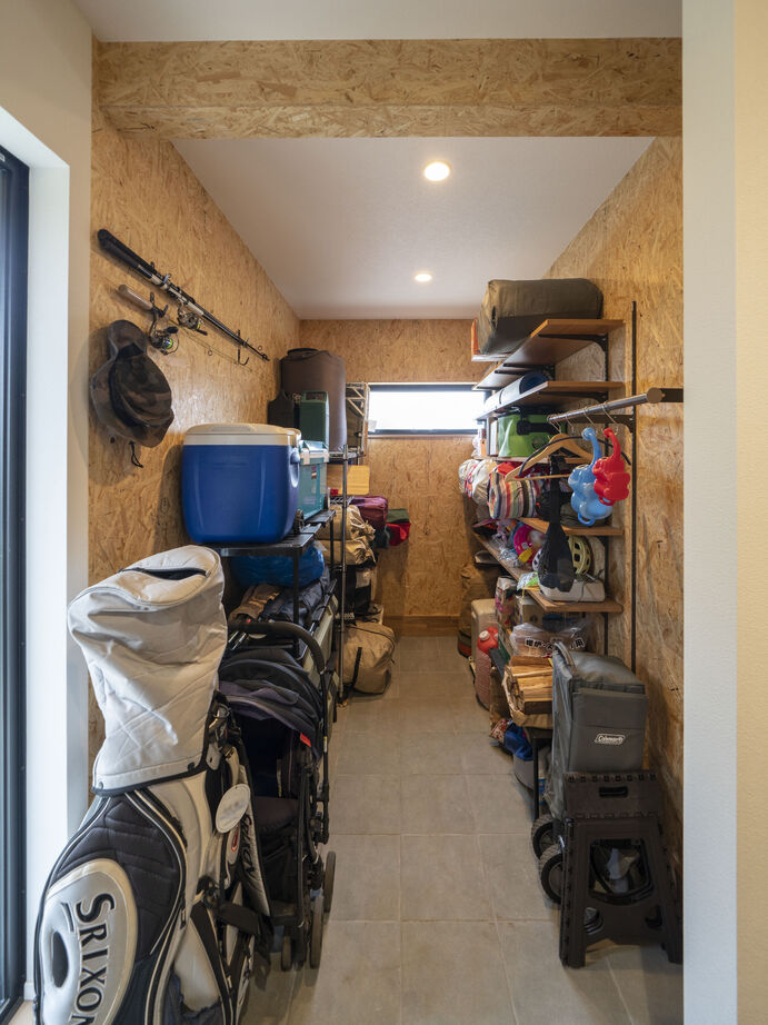 ファーストステージ　一級建築士事務所 【平屋タイプとしても暮らせる｜庭を囲むL字形｜ラフに使える土間収納】将来を見据えた設計の家の建築実例画像6