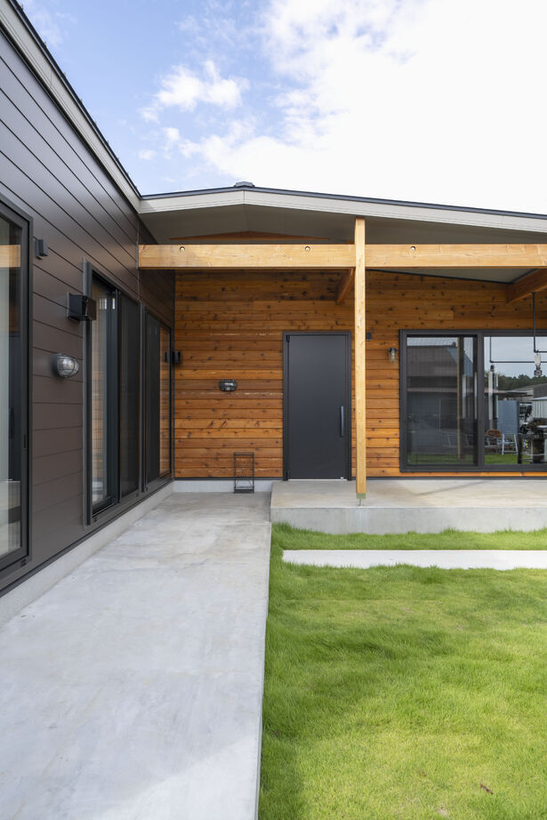 ファーストステージ　一級建築士事務所 土間とつながるリビングが心地よいL字型のおしゃれな平屋の建築実例画像2