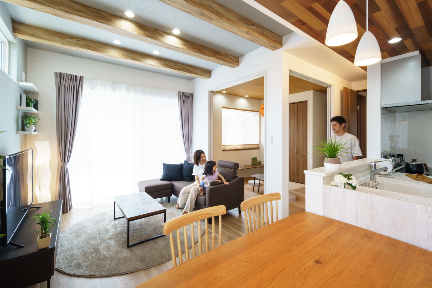 Yoshikawa architecture/吉川建築 【家事ラク動線｜ウッディテイスト｜適材適所の収納術｜造作家具】さまざまな工夫で子育ても楽しくの建築実例画像1