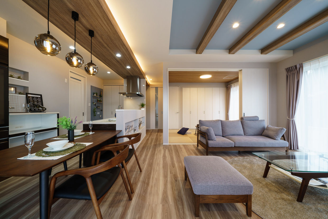 Yoshikawa architecture/吉川建築 【ゆとりの家事動線｜サンルーム｜収納充実｜シックなデザイン】水回りを直線上に配置し動線がスムーズの建築実例画像1