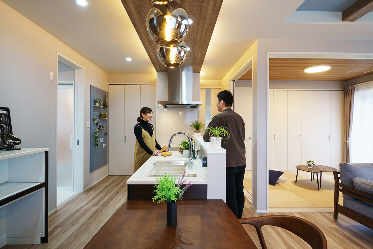 Yoshikawa architecture/吉川建築 【ゆとりの家事動線｜サンルーム｜収納充実｜シックなデザイン】水回りを直線上に配置し動線がスムーズの建築実例画像3