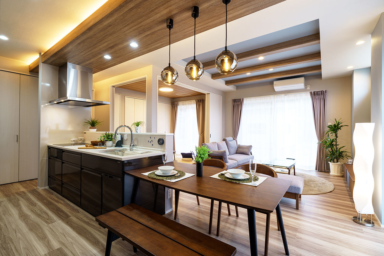 Yoshikawa architecture/吉川建築 【ゆとりの家事動線｜サンルーム｜収納充実｜シックなデザイン】水回りを直線上に配置し動線がスムーズの建築実例画像5