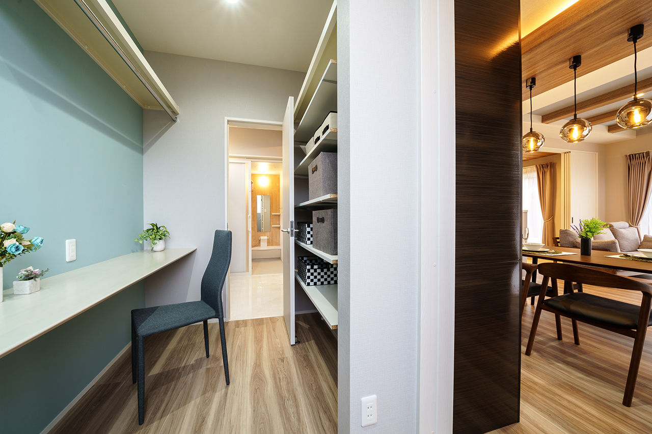 Yoshikawa architecture/吉川建築 【ゆとりの家事動線｜サンルーム｜収納充実｜シックなデザイン】水回りを直線上に配置し動線がスムーズの建築実例画像6