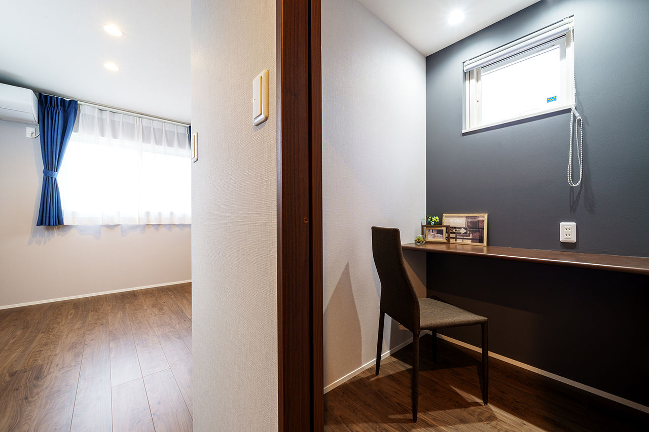 Yoshikawa architecture/吉川建築 【ゆとりの家事動線｜サンルーム｜収納充実｜シックなデザイン】水回りを直線上に配置し動線がスムーズの建築実例画像8