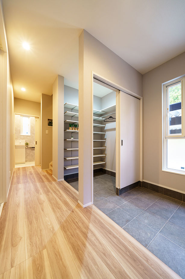 Yoshikawa architecture/吉川建築 【ゆとりの家事動線｜サンルーム｜収納充実｜シックなデザイン】水回りを直線上に配置し動線がスムーズの建築実例画像9