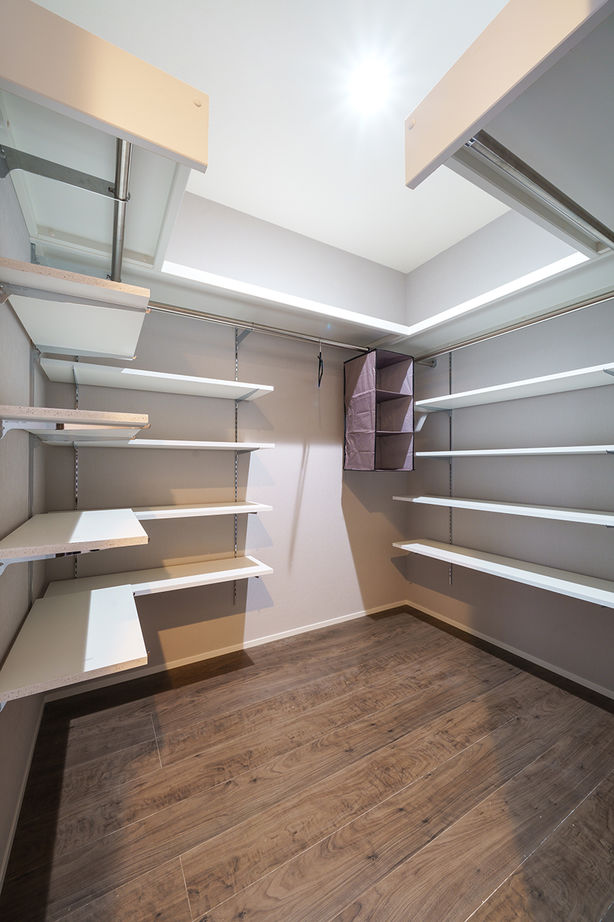 Yoshikawa architecture/吉川建築 【ゆとりの家事動線｜サンルーム｜収納充実｜シックなデザイン】水回りを直線上に配置し動線がスムーズの建築実例画像10