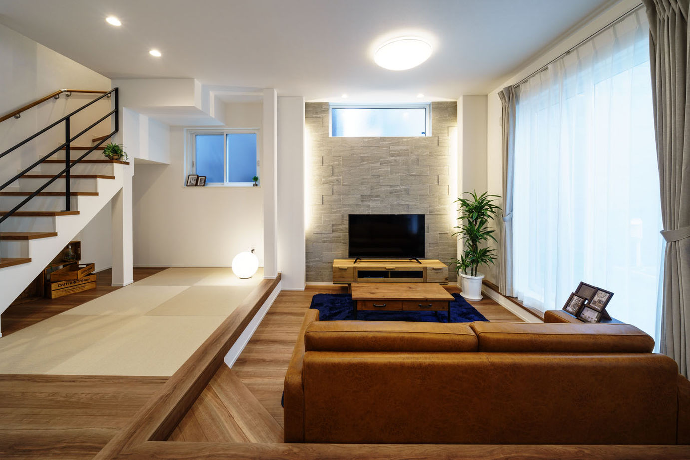 Yoshikawa architecture/吉川建築 【ダウンフロアリビング｜天井高3ｍ｜階段下収納｜ナチュラルデザイン】メリハリのある空間使いの建築実例画像1